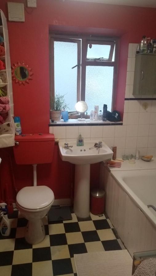 Homey, Warm & Welcoming Room. London Exteriör bild
