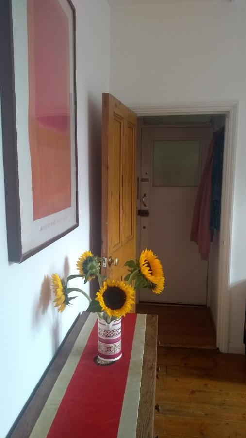 Homey, Warm & Welcoming Room. London Exteriör bild